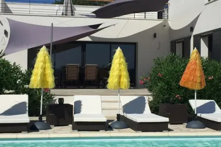 Belle maison avec piscine à débordement chauffée, Magnifique maison pour 6 personnes à Barjac - Photo 37