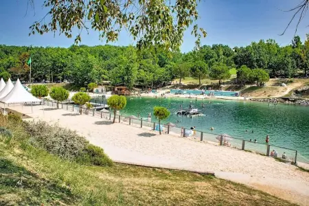 Hameaux des Lacs Accessible Two-Bedroom Cottage for 4 people, Escapade près du lac Monclar avec piscine - Photo 22