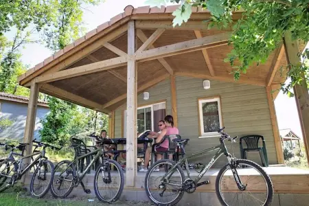 Hameaux des Lacs Accessible Two-Bedroom Cottage for 4 people, Escapade près du lac Monclar avec piscine - Photo 32