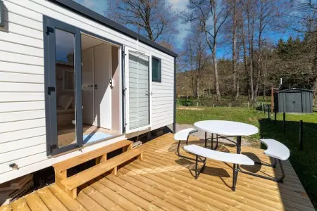 Le Ruisseau, Caravane haut de gamme avec terrasse à Érezée - Photo 3