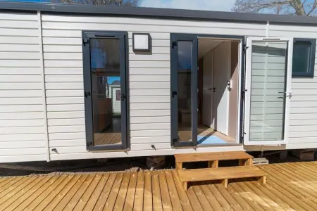Le Ruisseau, Caravane haut de gamme avec terrasse à Érezée - Photo 7