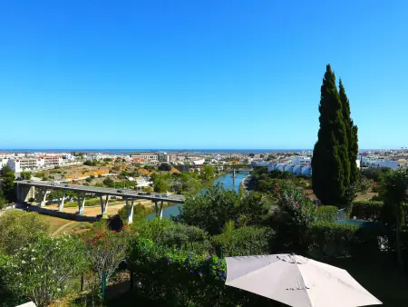 Maison moderne vue panoramique, piscine - familles - Photo 1