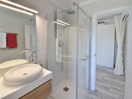 Modernes helles 3-Schlafzimmer Apartment mit Klimaanlage, 2017 komplett neu ren - Photo 18