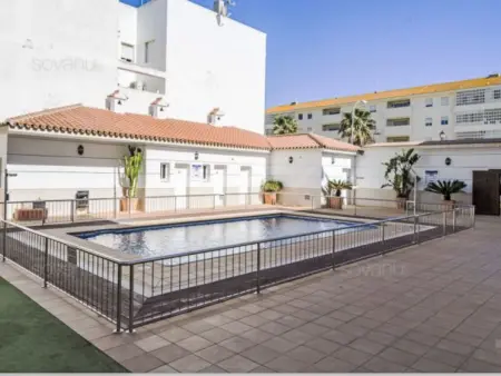 in Conil De La Frontera mit gemeinsamem Pool, Grill und Garten - Photo 1