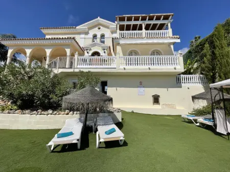 Villa spacieuse avec piscine privée, parking gratuit - Photo 1