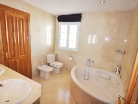Villa spacieuse avec piscine privée, parking gratuit - Photo 18
