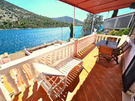 mit Balkon in der zweiten Etage, Appartement 4 personnes à Vinišće - Photo 1