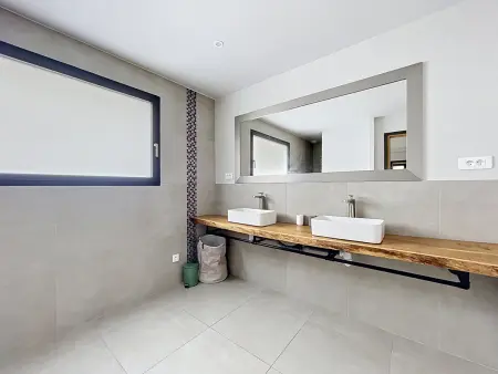 Villa contemporaine avec piscine et vue montagne - Photo 11