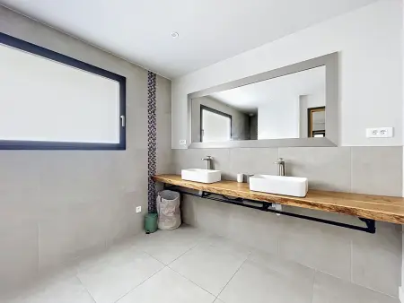 Villa contemporaine avec piscine et vue montagne - Photo 12
