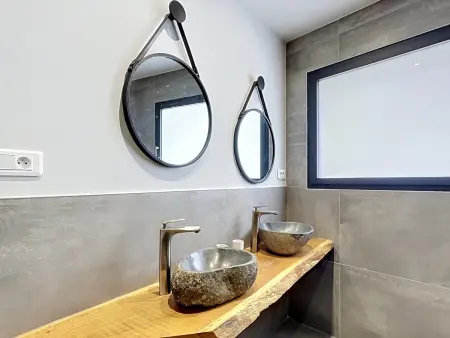 Villa contemporaine avec piscine et vue montagne - Photo 25