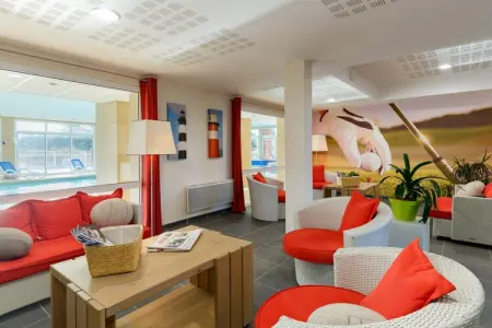 Cap Green 2 bedroom split-level apartment sleeps 6 OTA, Appartement en bord de mer avec piscine commune - Photo 2