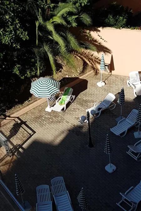 Ruhige Tourismusmöblierung mit Balkon und Pool, Appartement 5 personnes à Roquebrune Cap Martin - Photo 17