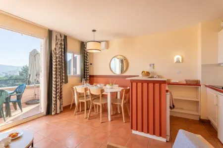 Pierre & Vacances Village Pont Royal en Provence Apartment 8 people - 2 bedrooms + 1 sleeping alcove - Balcony - Air-conditioned, Séjour chic à la campagne avec balcon - Photo 8