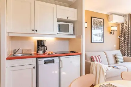 Pierre & Vacances Village Pont Royal en Provence Apartment 4 people - 1 bedroom - Balcony or terrace - Air-conditioned - Renovat, Séjournez dans un espace extérieur privé - Photo 3