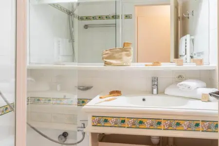Pierre & Vacances Village Pont Royal en Provence Apartment 4 people - 1 bedroom - Balcony or terrace - Air-conditioned - Renovat, Séjournez dans un espace extérieur privé - Photo 7