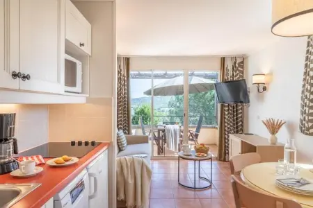 Pierre & Vacances Village Pont Royal en Provence Apartment 4 people - 1 bedroom - Balcony or terrace - Air-conditioned - Renovat, Séjournez dans un espace extérieur privé - Photo 9
