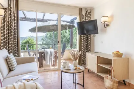 Pierre & Vacances Village Pont Royal en Provence Apartment 4 people - 1 bedroom - Balcony or terrace - Air-conditioned - Renovat, Séjournez dans un espace extérieur privé - Photo 11
