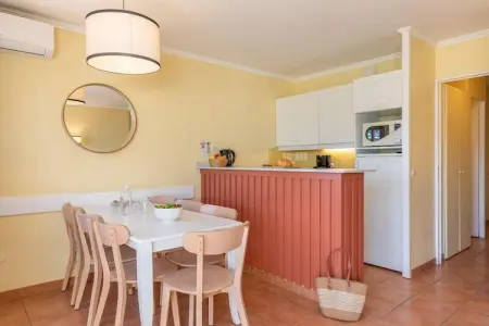 Pierre & Vacances Village Pont Royal en Provence Apartment 7 people - 1 bedroom + 1 sleeping alcove - Balcony or balcony - Air-c, Séjour familial au bord de la rivière avec balcon - Photo 1