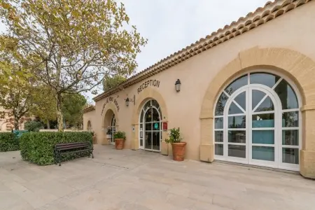 Pierre & Vacances Village Pont Royal en Provence Apartment 7 people - 1 bedroom + 1 sleeping alcove - Balcony or balcony - Air-c, Séjour familial au bord de la rivière avec balcon - Photo 4