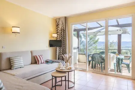 Pierre & Vacances Village Pont Royal en Provence Apartment 7 people - 1 bedroom + 1 sleeping alcove - Balcony or balcony - Air-c, Séjour familial au bord de la rivière avec balcon - Photo 9