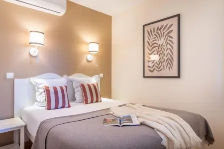 Pierre & Vacances Village Pont Royal en Provence Apartment 6 people - 1 bedroom + 1 sleeping alcove - Balcony or terrace - Air-c, Séjour de vacances avec alcôve de couchage - Photo 2