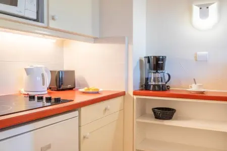 Pierre & Vacances Village Pont Royal en Provence Apartment 6 people - 1 bedroom + 1 sleeping alcove - Balcony or terrace - Air-c, Séjour de vacances avec alcôve de couchage - Photo 3