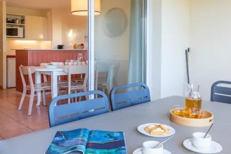 Pierre & Vacances Village Pont Royal en Provence Apartment 6 people - 1 bedroom + 1 sleeping alcove - Balcony or terrace - Air-c, Séjour de vacances avec alcôve de couchage - Photo 6