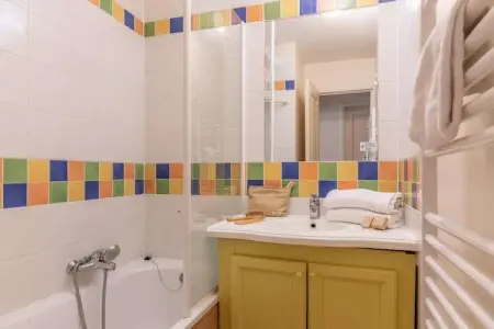Pierre & Vacances Village Pont Royal en Provence Apartment 6 people - 1 bedroom + 1 sleeping alcove - Balcony or terrace - Air-c, Séjour de vacances avec alcôve de couchage - Photo 7