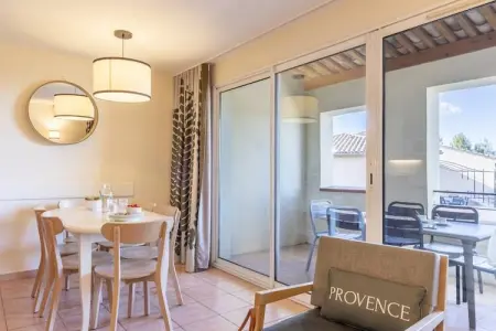 Pierre & Vacances Village Pont Royal en Provence Apartment 6 people - 1 bedroom + 1 sleeping alcove - Balcony or terrace - Air-c, Séjour de vacances avec alcôve de couchage - Photo 10