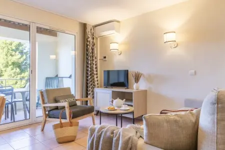 Pierre & Vacances Village Pont Royal en Provence Apartment 6 people - 1 bedroom + 1 sleeping alcove - Balcony or terrace - Air-c, Séjour de vacances avec alcôve de couchage - Photo 13