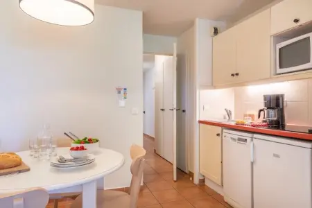 Pierre & Vacances Village Pont Royal en Provence Apartment 5 people - 1 bedroom - Balcony or terrace - Air-conditioned - Renovat, Séjour chic en bord de rivière avec terrasse - Photo 1