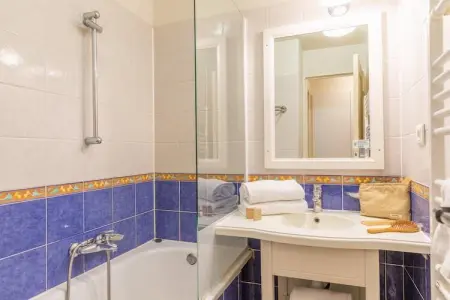 Pierre & Vacances Village Pont Royal en Provence Apartment 5 people - 1 bedroom - Balcony or terrace - Air-conditioned - Renovat, Séjour chic en bord de rivière avec terrasse - Photo 7
