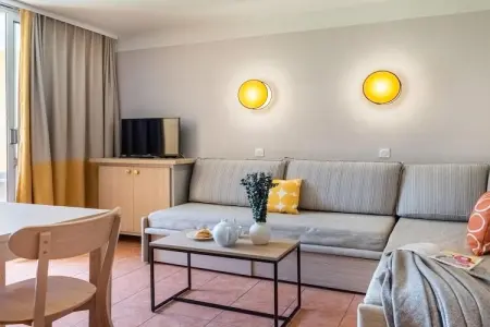 P&V Premium les Rives de Cannes Mandelieu Apartment 6 people - 1 bedroom + 1 sleeping alcove - Terrace or balcony - Renovated, Séjour chic en bord de rivière avec balcon - Photo 3