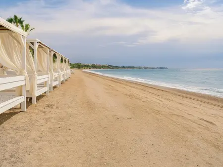 Bungalow moderne sur plage avec climatisation et wifi, idéal pour vacances en famille - Photo 1