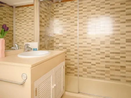 Bungalow moderne sur plage avec climatisation et wifi, idéal pour vacances en famille - Photo 16