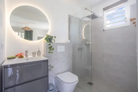 Bas de villa chaleureuse avec piscine privée, Maison 6 personnes à Le Carbet - Photo 8
