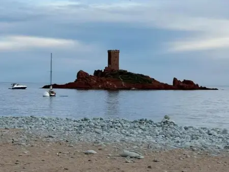 Bungalow à Saint-Raphaël avec Piscine et Vue Mer - Photo 11