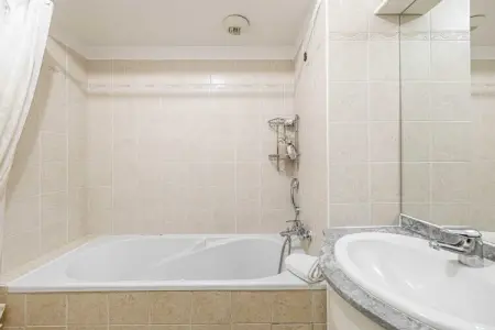 LG-33-REPUBLIQUE, Appartement lumineux d'une chambre avec parking et terrasse - Photo 12
