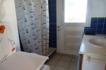413194, Maison de vacances à Plouhinec avec terrasse - Photo 9
