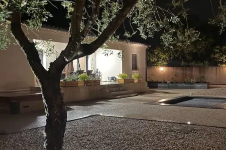 Sorgue 4, Villa avec piscine et jacuzzi près de Châteauneuf-du-Pape – 4 personnes - Photo 27