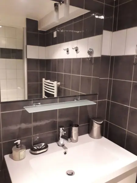Maison charmante Bagnols-en-Forêt 57 m² avec parking - Photo 5