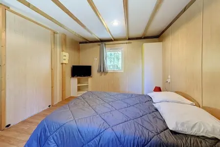 Camping Moncontour Active Park Accessible 2-Bedroom Chalet - 4 people, Chalet 2 ch. bord de lac, 4 pers. - Photo 8