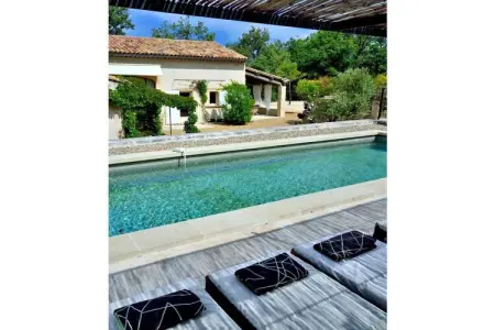 148566, Maison de vacances à Apt avec piscine - Photo 1