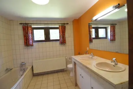 Le Milan Royal, Charmante maison de vacances en pierre avec jardin, barbecue couvert, bar et sauna à Robertville - Photo 23