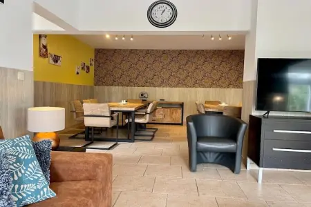 Les Bastinettes, Maison de vacances spacieuse avec sauna, piscine intérieure et kicker  située à Moulin du ruy - Photo 9