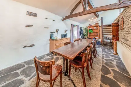 Aux Nutons, Maison de vacances confortable à Cherain avec terrasse - Photo 2