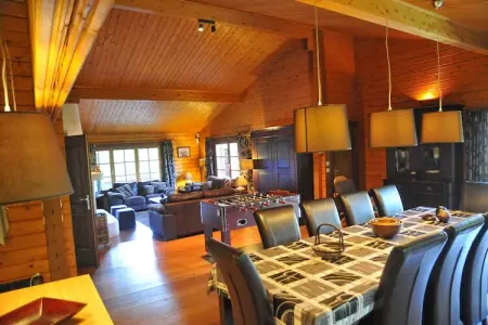 De Kleine Beer, Beau chalet en bois près de Durbuy avec balcon privé - Photo 3