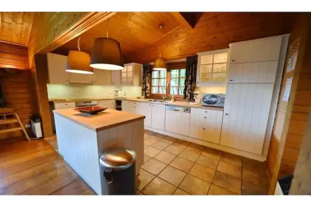 De Kleine Beer, Beau chalet en bois près de Durbuy avec balcon privé - Photo 4