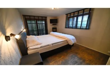 De Kleine Beer, Beau chalet en bois près de Durbuy avec balcon privé - Photo 8