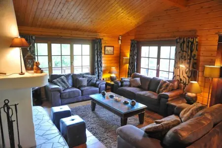 De Kleine Beer, Beau chalet en bois près de Durbuy avec balcon privé - Photo 9